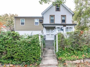 35 Beach Rd, Great Neck, NY 11023