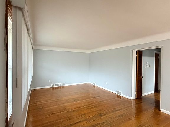 4th image of 21700 Pembroke Ave