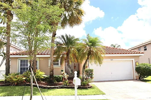 3221 SW 173rd Ter Photo 1