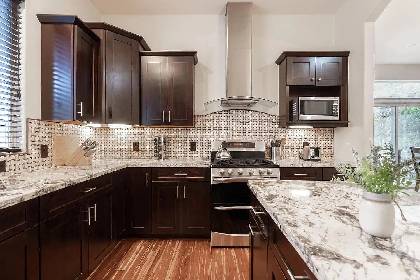 5 bed, 2.5 bath, 2250 sqft, $5,000 — Photo 1