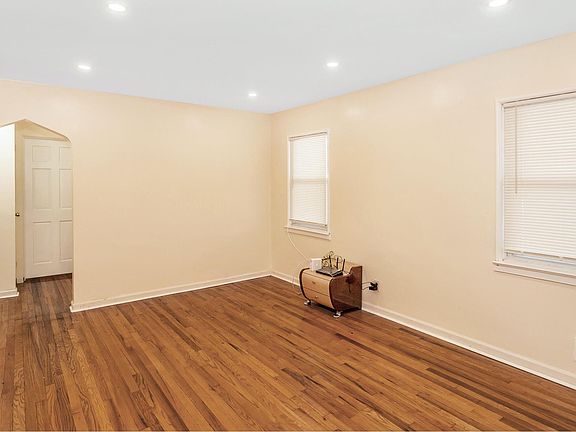 5th image of 15 Jackson Ave