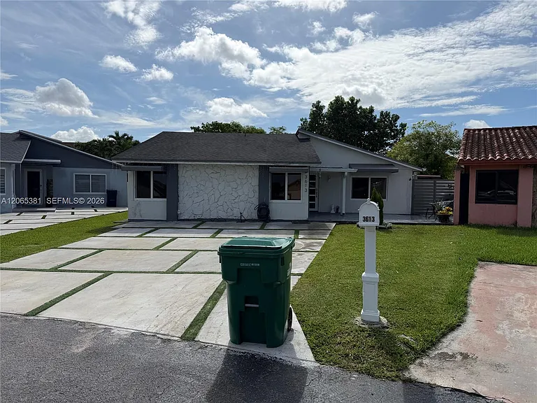 3613 SW 112th Pl — Photo 2