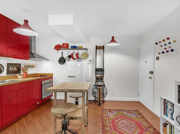 22 Irving Place 1E image 1 of 5