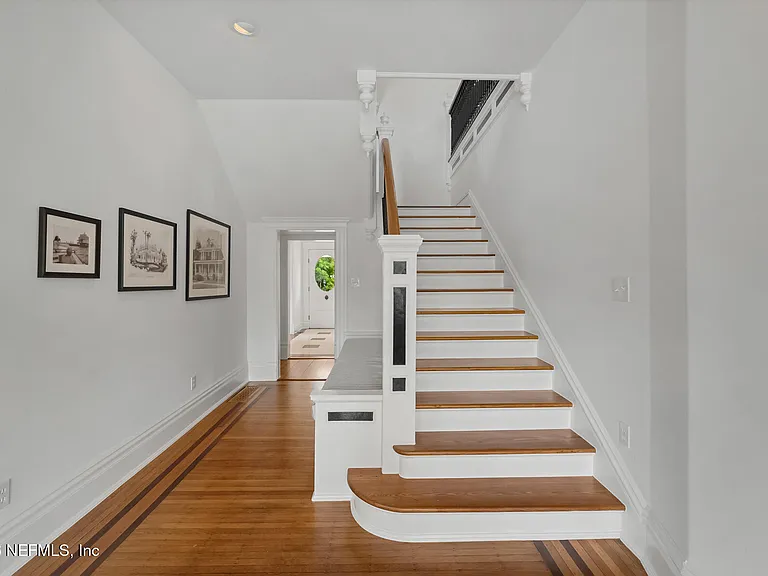 289 N Roscoe Blvd — Photo 14