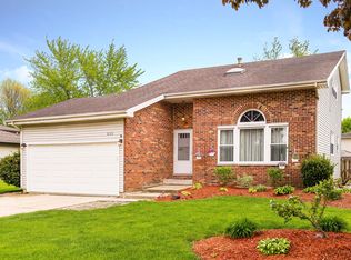 830 River Dr, Carol Stream, IL 60188