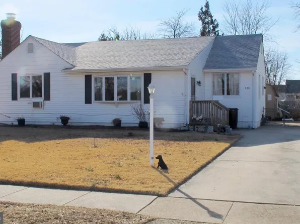 636 River Dr, Riverside, NJ 08075