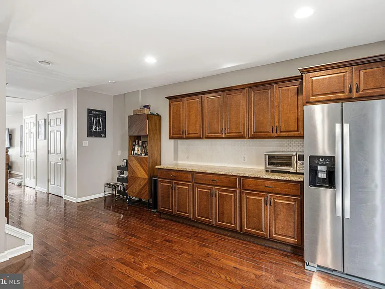 208 W Wildey St — Photo 9