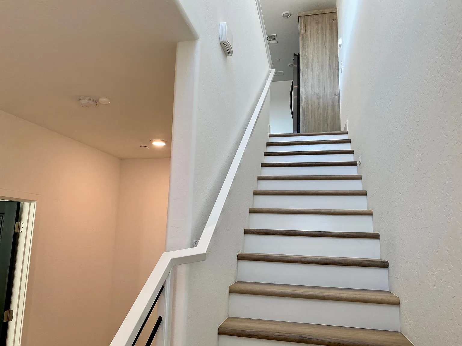 3 bed, 1383 sqft, $2,400 — Photo 2