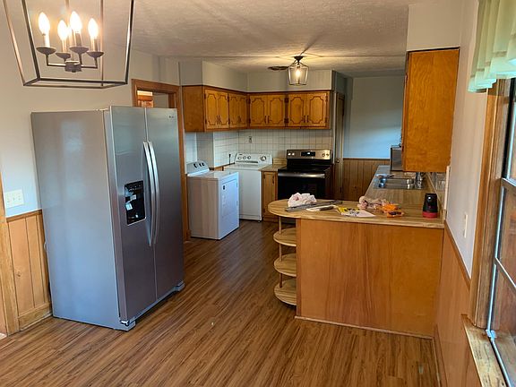 Kitchen. Washer, Dryer, New Refrigerator. New Stove