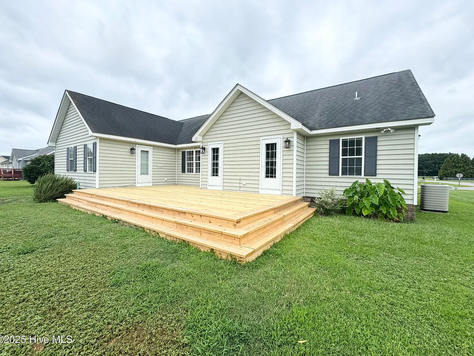 3 bed, 2.0 bath, $2,517 — Photo 2