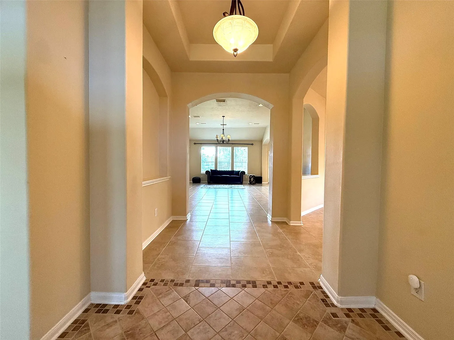 3 bed, 2.0 bath, 2505 sqft, $2,750 — Photo 2