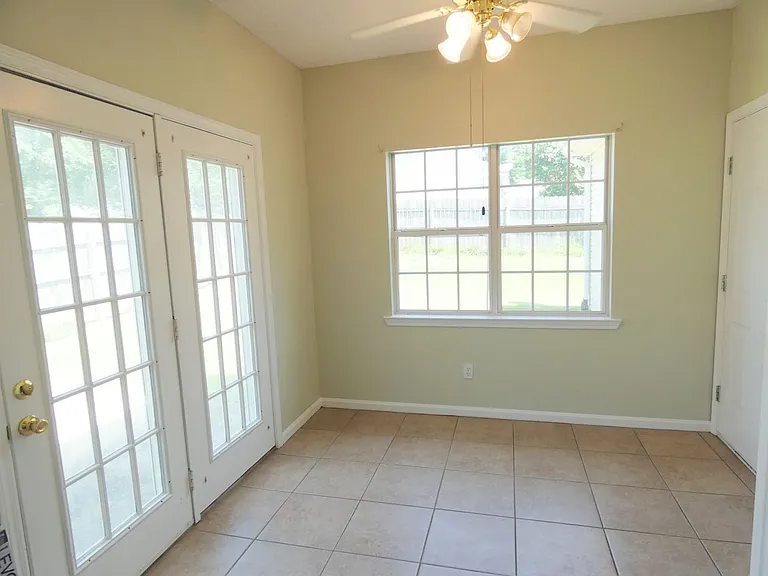 230 Chadwick Ln — Photo 6