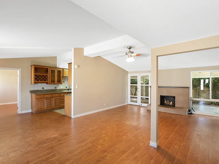 526 N Emerald Dr — Photo 5