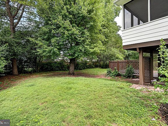 4th image of 4016 Mapleton Dr