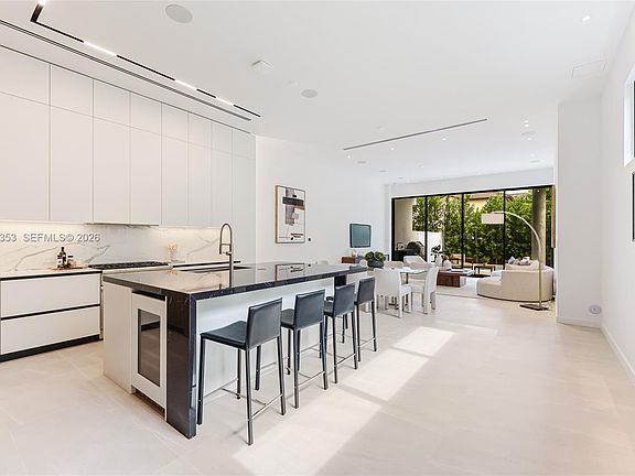 4th image of 2822 Coconut Ave #2822