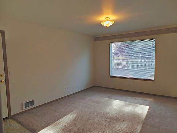 3rd image of 931A SE Ely St #A201