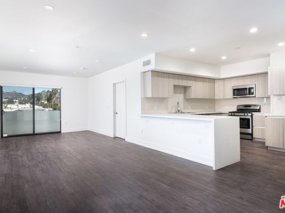 3rd image of 409 N Hayworth Ave
