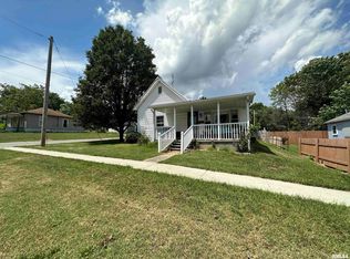 718 Maple St, Carmi, IL 62821