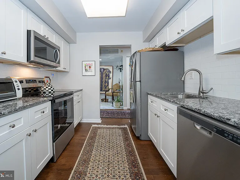 1710 Oakwood Ter #B — Photo 7