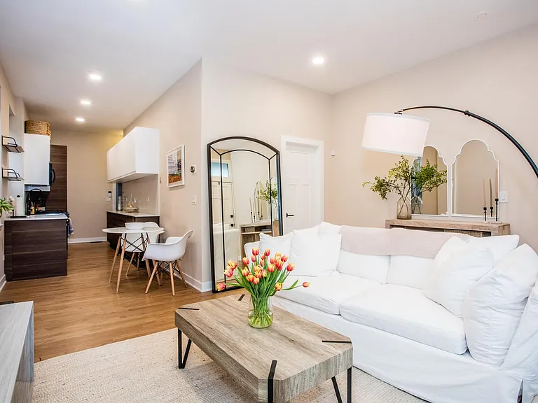 2115 W Dickens Ave #1F — Photo 3