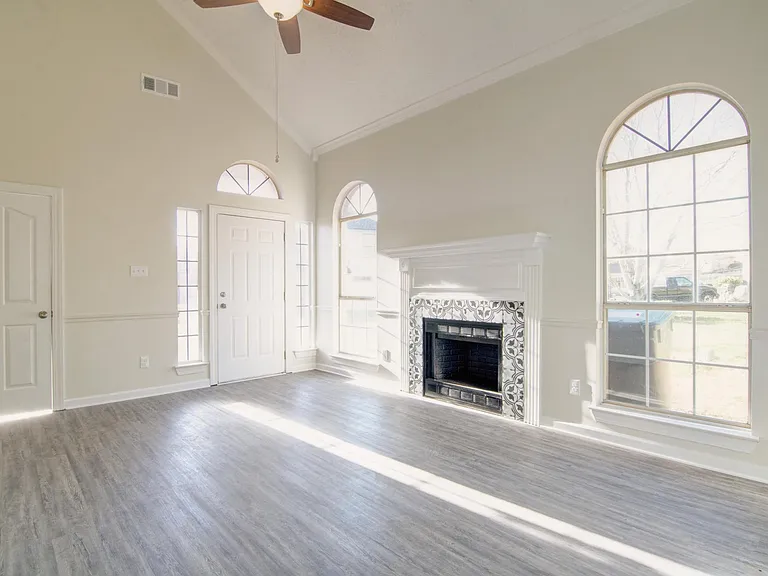 2822 Laura Cir E — Photo 12