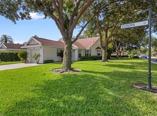 4915 Europa Dr, Naples, FL 34105