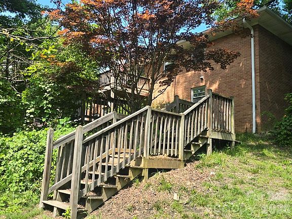4th image of 629 Willow Rd
