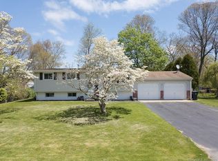 28 Meeting House Ln, Ledyard, CT 06339