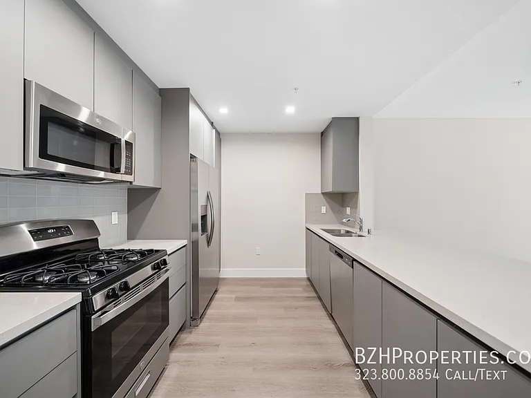 1223 N Hayworth Ave — Photo 11