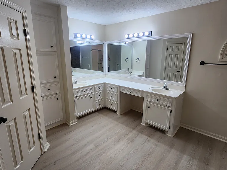 Master Bath, new Vinyl Plank flooring