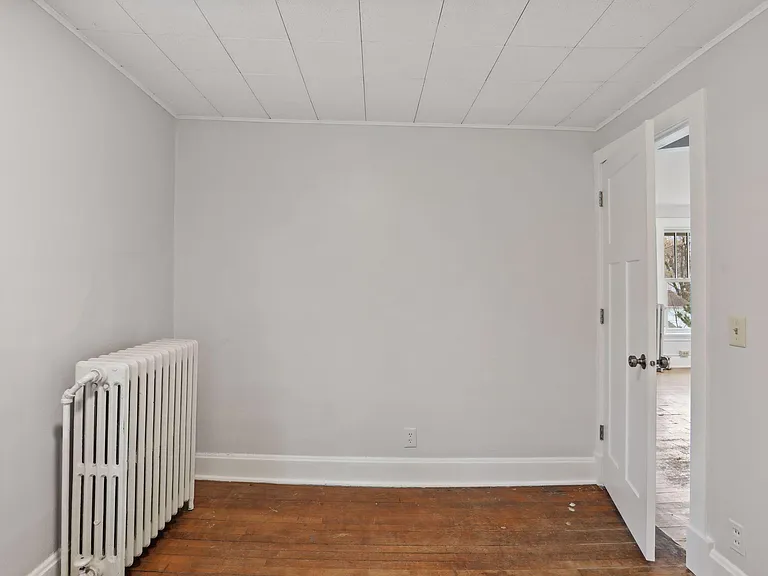 Bedroom: 10ft x 8.5ft