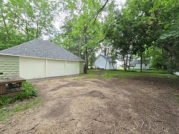 4th image of 914 6th Avenue E