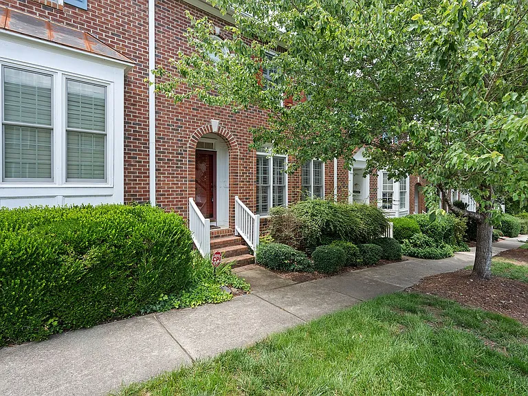 202 Greenview Dr — Photo 2