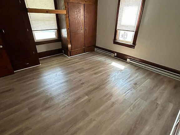 4th image of 423 W 4th St