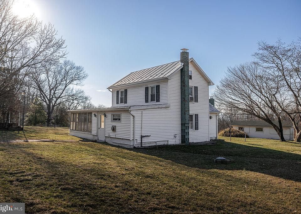 1st image of 883 Walkers Chapel Ln