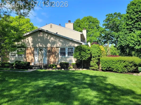 5370 Breeze Hill Pl, Troy, MI 48098