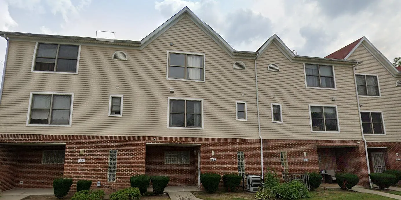 3 bed, 2.5 bath, 2300 sqft, $2,400 — Photo 1