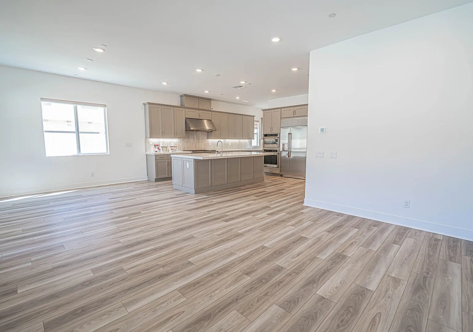 Stunning 4-Bedroom Home with Solar, Views, and a Tesla Backup in Valencia! — Photo 3