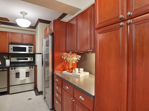 415 East 52nd Street image 8 of 14