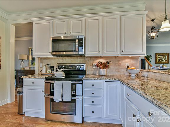5th image of 49 White Ash Dr