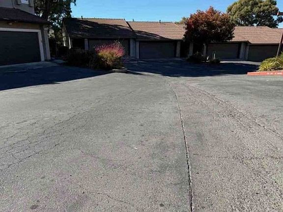 Exterior Neighborhood (street photo)