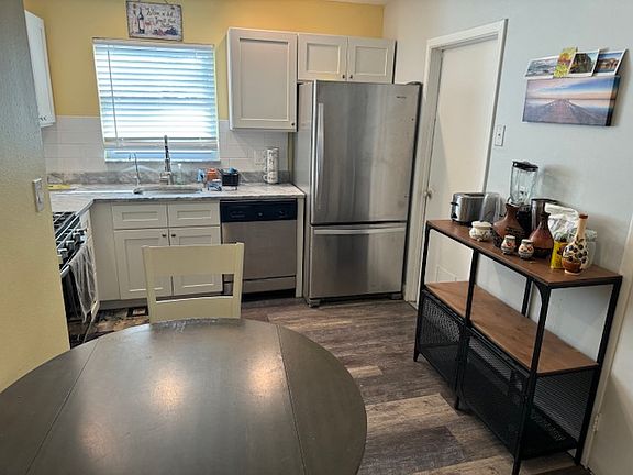 nice kitchen with SS appliances, gas stove/oven, RO water system, dishwasher