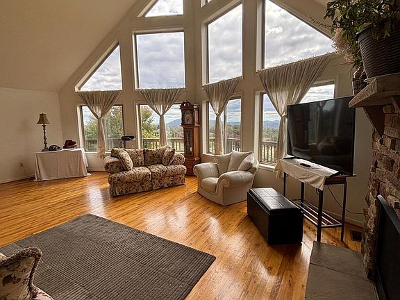 3rd image of 348 Freezeland Manor Dr