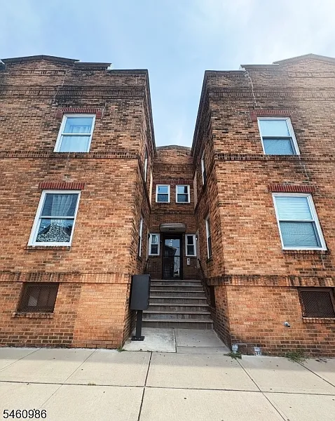 2 bed, 1.0 bath, $1,900 — Photo 1