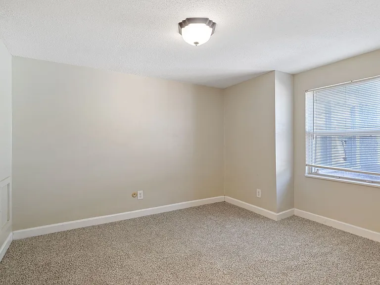 Balsam Avenue Apartments - The Courts — Photo 46