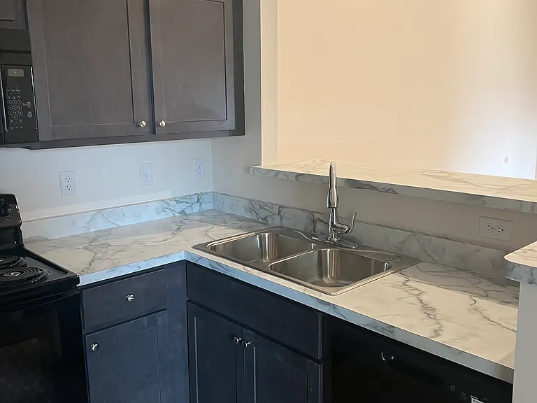 409 Court Yard Ln — Photo 35