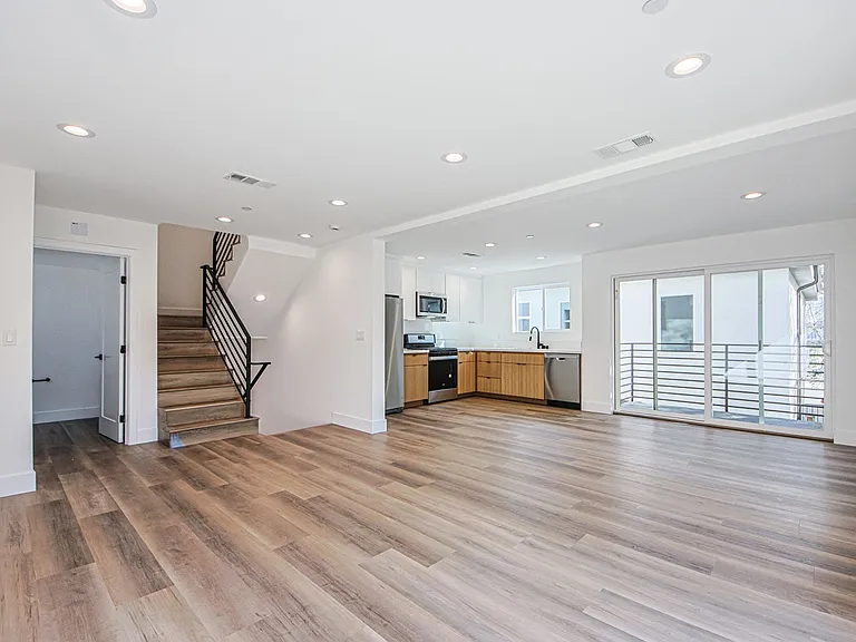 Luxury 3 & 4 Bed Townhomes a Short Walk to Topanga Village! — Photo 31