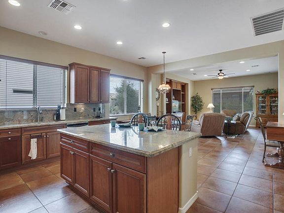 Kitchen w/breakfast bar