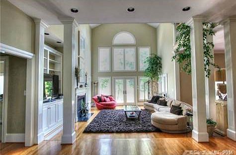 19015 River Falls Family Room- 2 Story