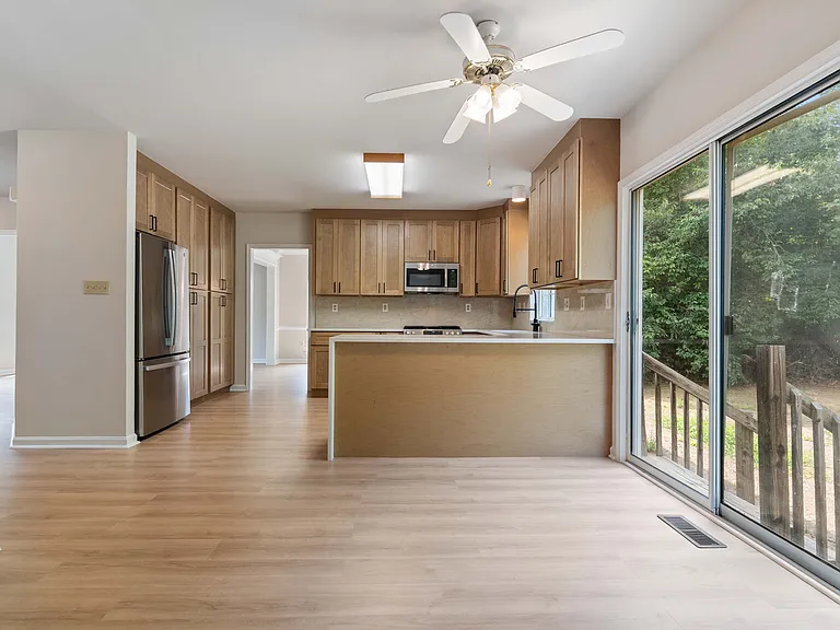 2427 Grantham Ct — Photo 17
